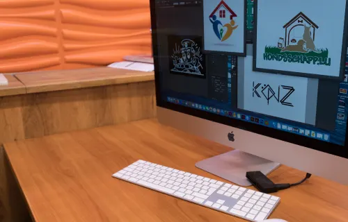 Grafikstudio von Evodruck mit Gestaltung am Bildschirm