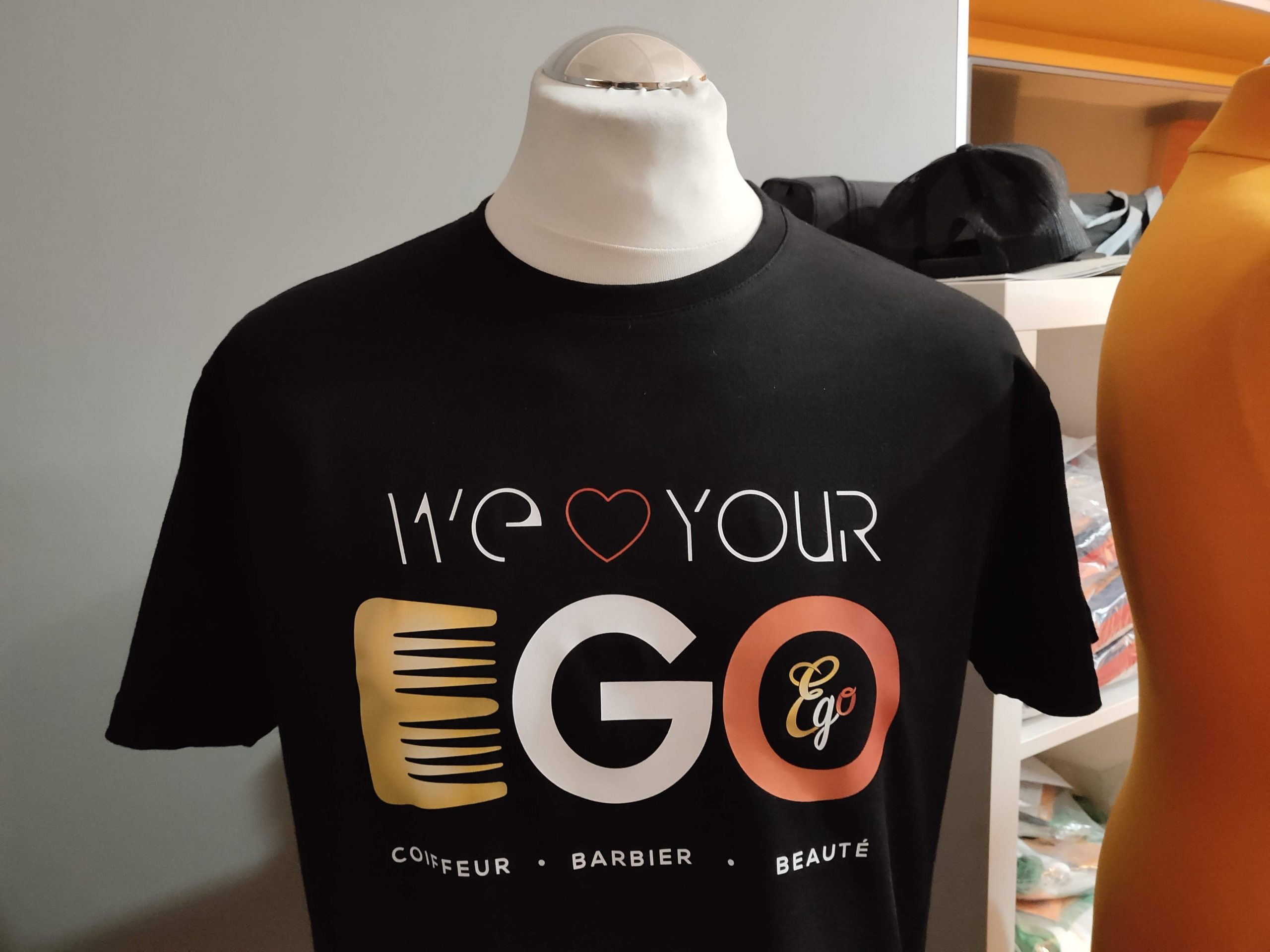 Digital-Flexdruck auf einem schwarzen Textil bei Evodruck